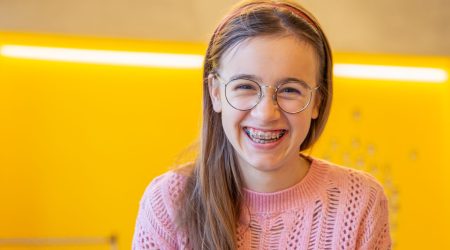 Happy teenage girl. Emotions concept. The emotion of happiness. Ortodoncia infantil