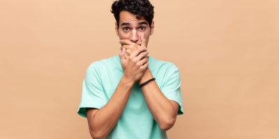 covering mouth with hands with a shocked, surprised expression, keeping a secret or saying oops Problemas para hablar con claridad